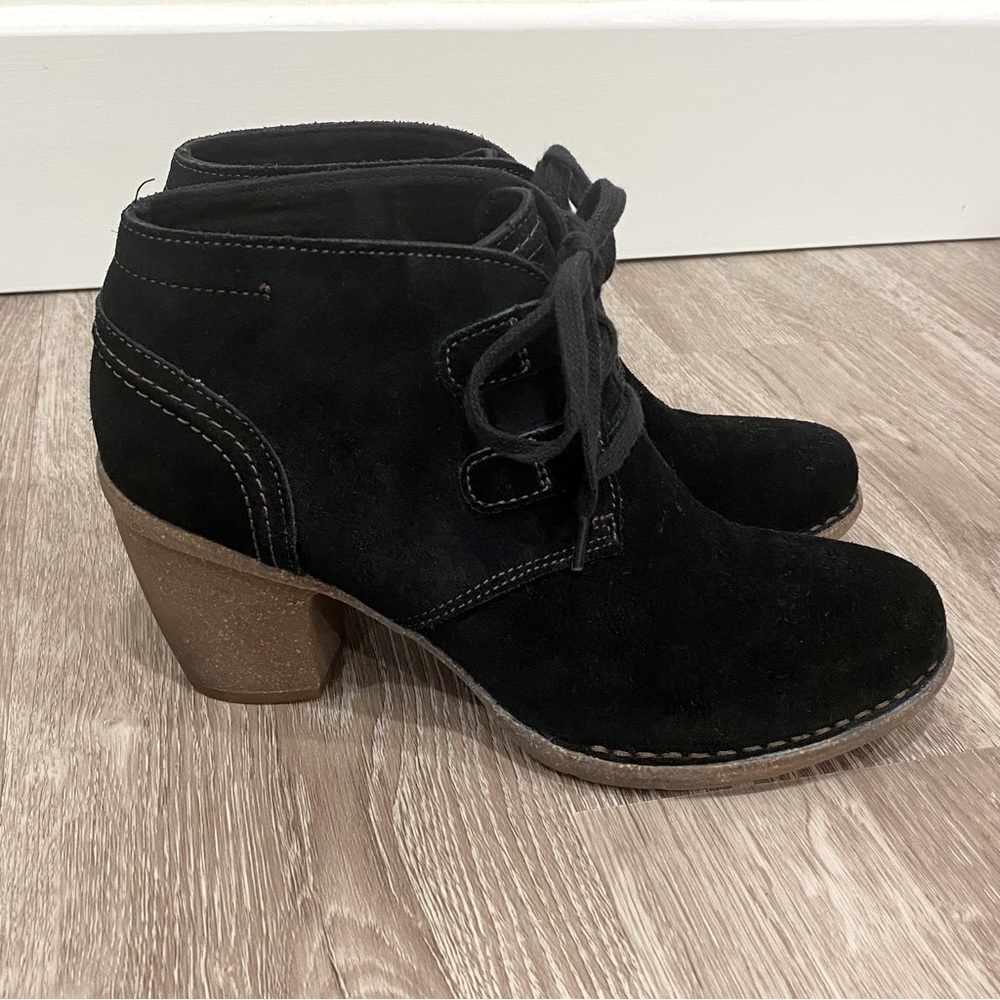 Clarks Artisan Suede Lace Up Ankle Boot ‘Carleta Lyon’ 9